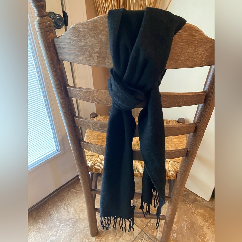 PRINGLE OF SCOTLAND 100% cashmere black tassel fringe scarf